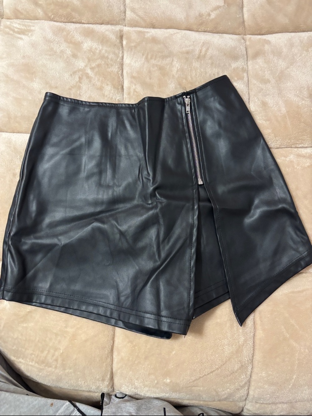 SHEIN Black Faux Leather Asymmetrical Skort with Zip Accent